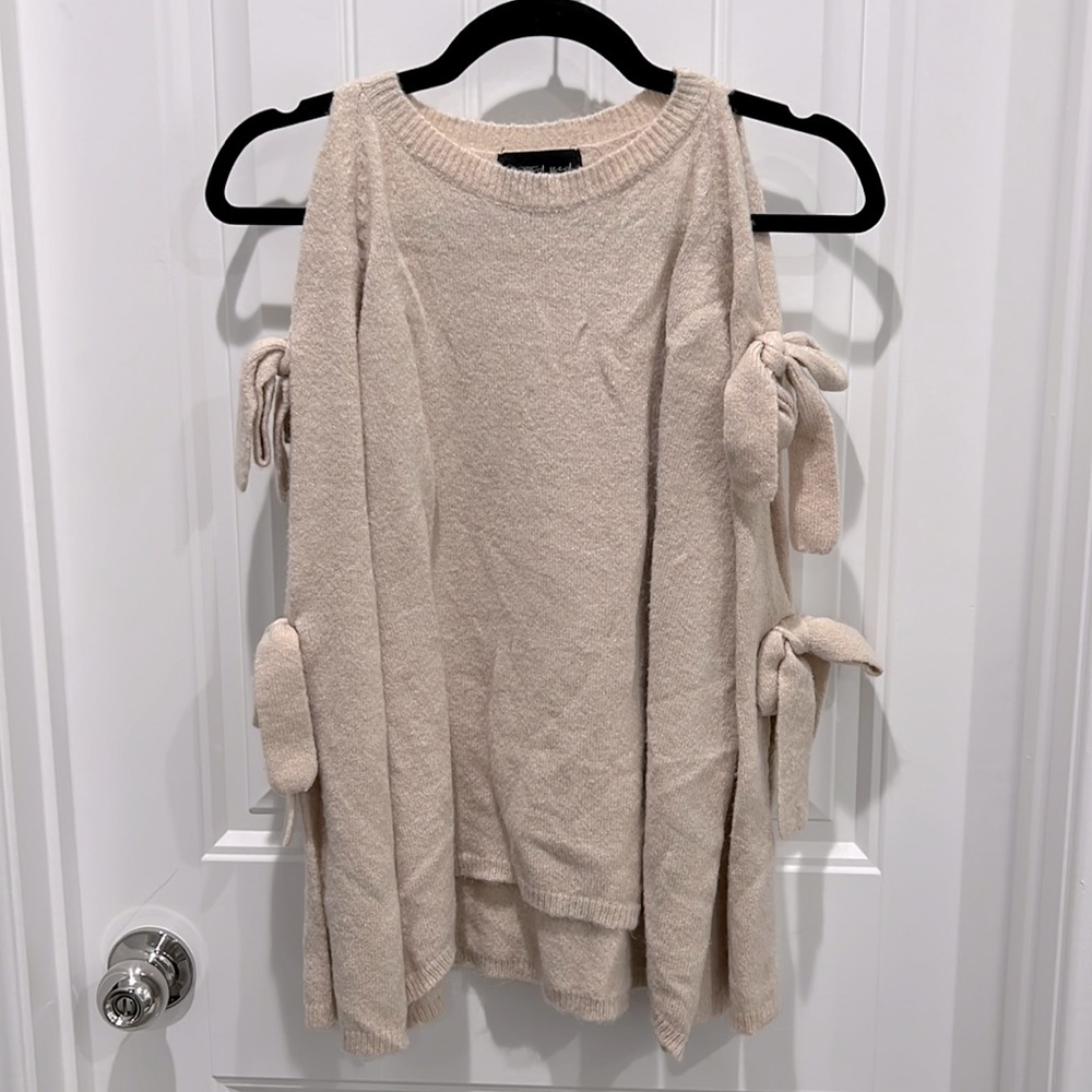 Sweater with open shoulders and tie details